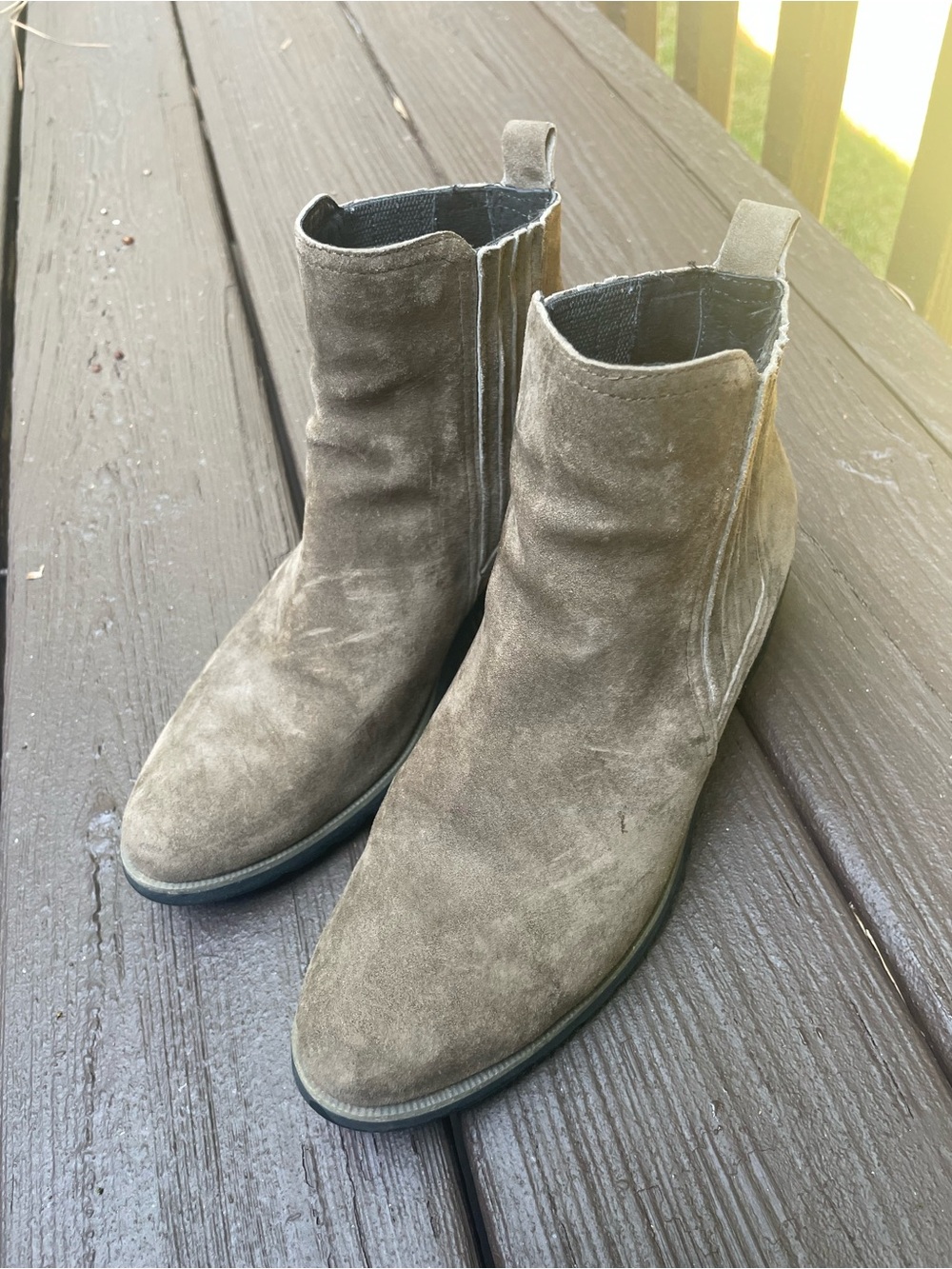 Reef Women’s Suede Boots in brown